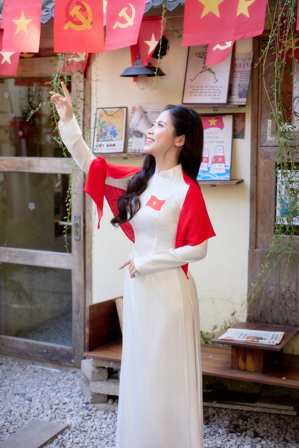 Cô Huyền trong trang phục áo dài trắng