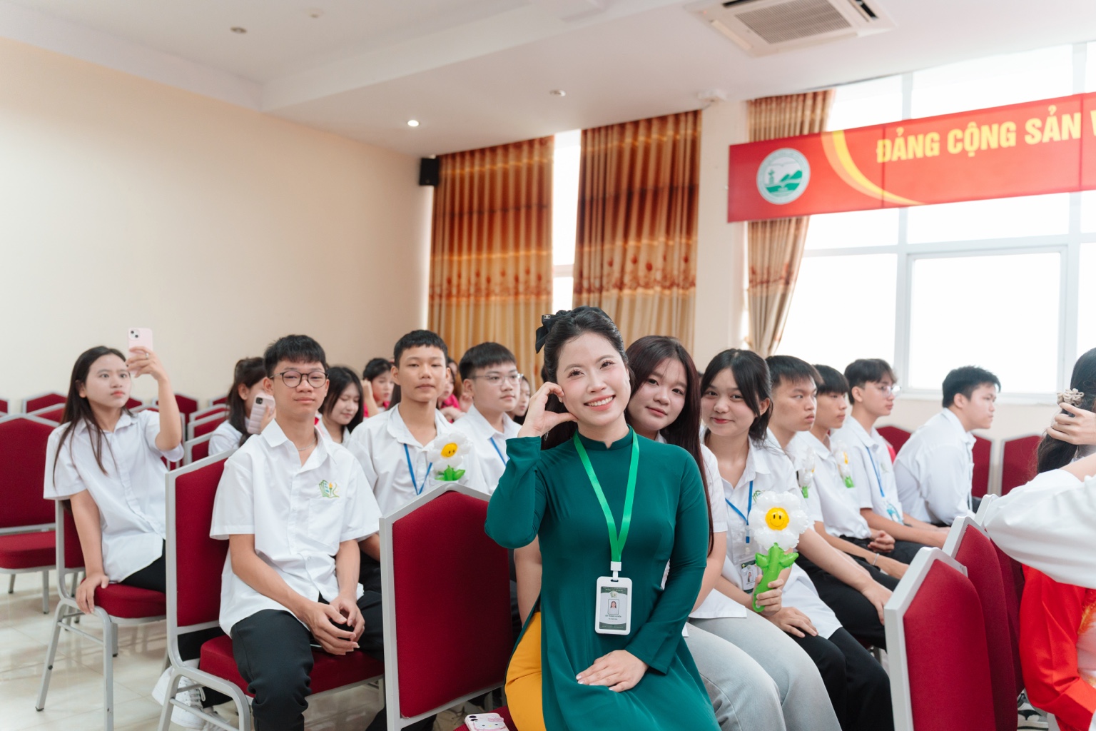 Cô Huyền cùng học sinh tại sự kiện ở trường